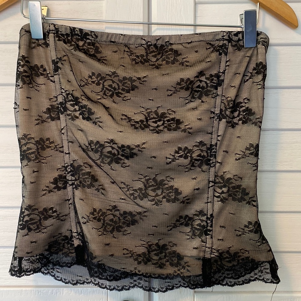 Lacy strapless bustier